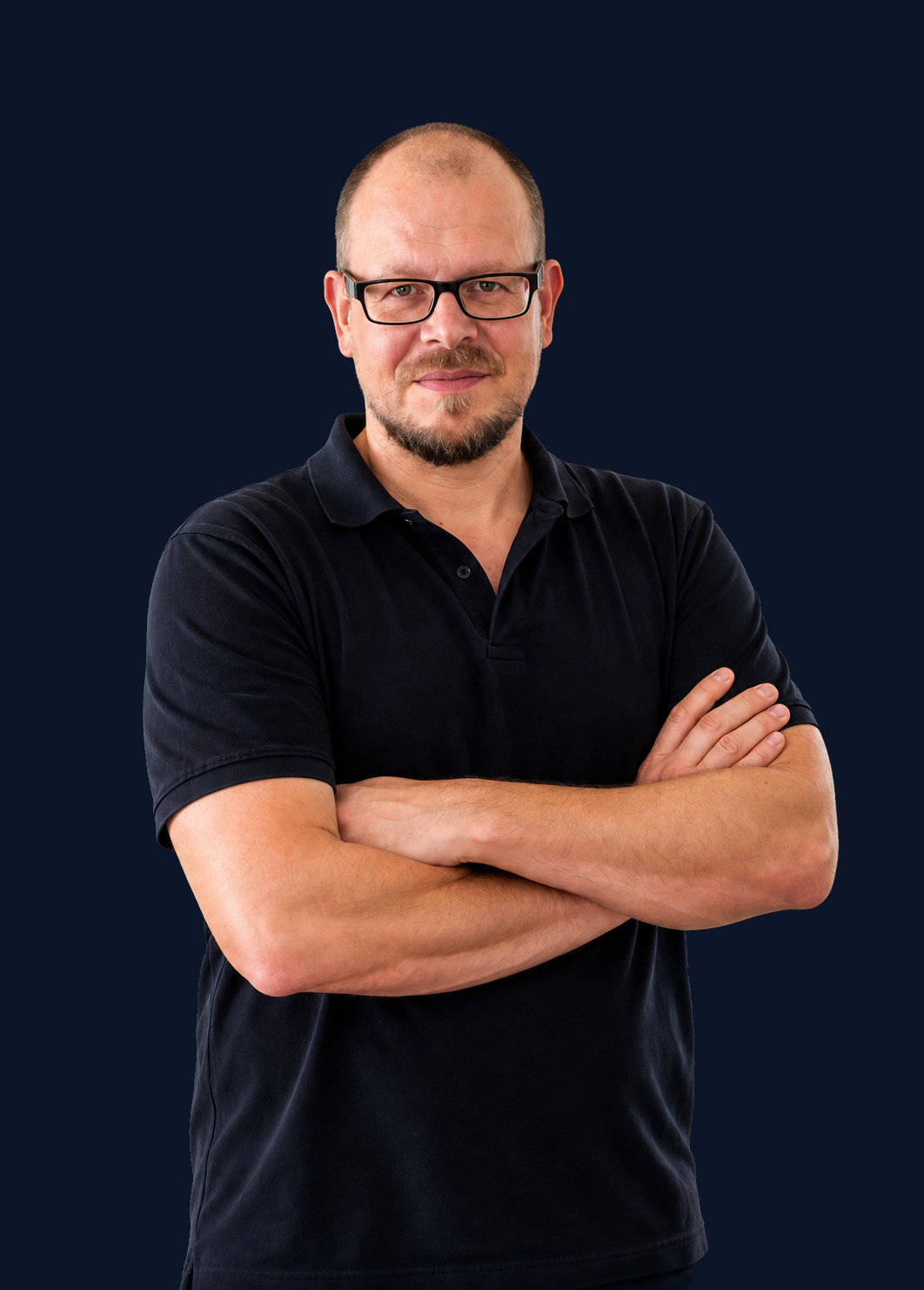 Timo Werlich steht mit verschränkten Armen vor blauem Hintergrund